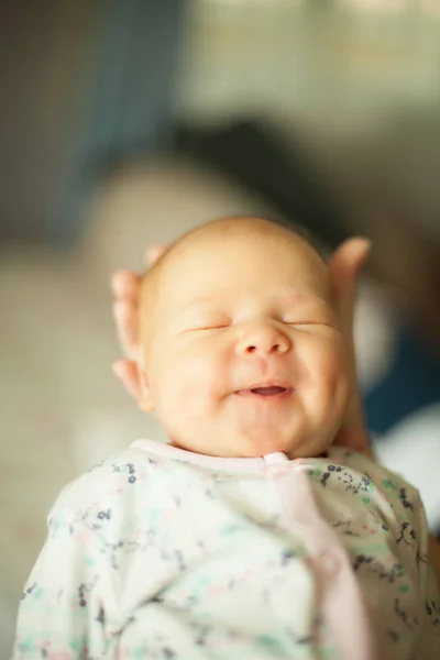 Портрет спящего новорожденного на руках матери — стоковое фото