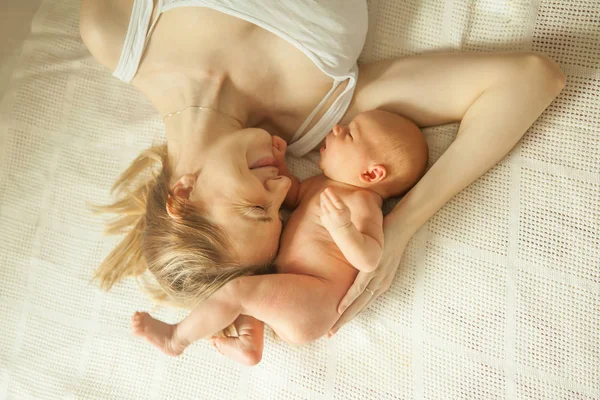 Koncepcja szczęśliwe macierzyństwo - szczęśliwa matka i noworodek — Zdjęcie stockowe