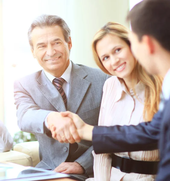 Gente de negocios dándose la mano, terminando una reunión —  Fotos de Stock