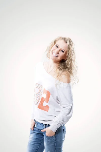 Beautiful young woman blonde in t-shirt and jeans — Stock Photo, Image