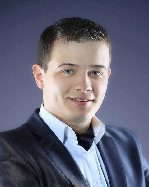 Retrato de um jovem empresário em fundo escuro . — Fotografia de Stock