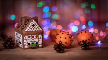 Noel masasında zencefilli ekmek evi ve portakallar