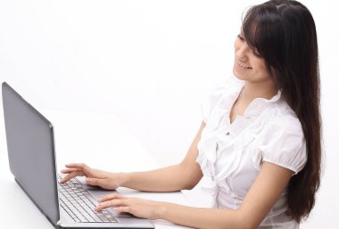 genç kadın laptop klavye üzerinde metin yazma