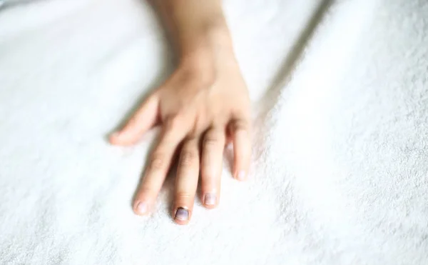 La mano de los niños del niño que duerme sobre una manta blanca . —  Fotos de Stock