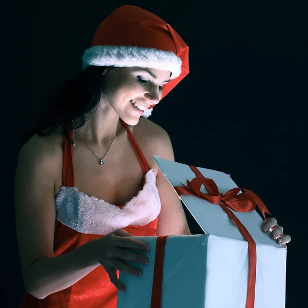 Surpresa jovem mulher em traje de Papai Noel abrir um Chris — Fotografia de Stock