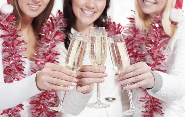 Detailní záběr.tři mladé ženy s sklenicemi šampaňského . — Stock fotografie
