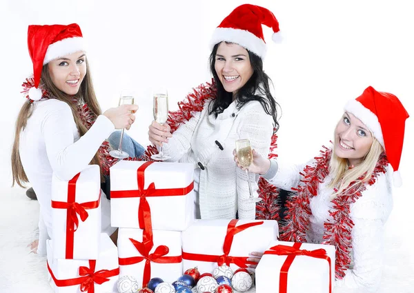 Closeup.three mulheres jovens em chapéus de Papai Noel com Natal — Fotografia de Stock