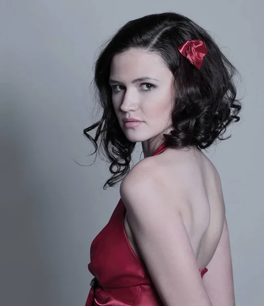 Retrato de uma jovem mulher moderna em um vestido vermelho . — Fotografia de Stock