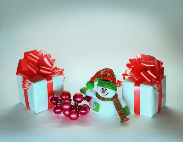 Boneco de neve, presentes de Natal e bolas de Natal. — Fotografia de Stock