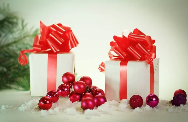 Geschenkbox. Isoliert auf weihnachtlichem Hintergrund — Stockfoto