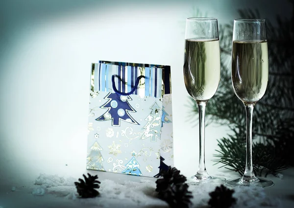 Twee glazen met champagne en gift op de kerst-achtergrond — Stockfoto