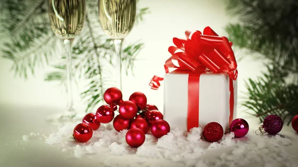 Due bicchieri con champagne e scatole con regali a Natale b — Foto Stock