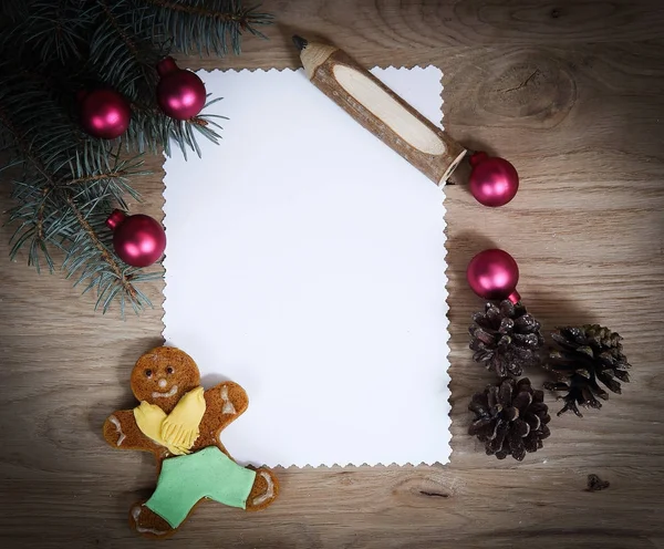 Чистая рождественская открытка, сосновые шишки и карандаш на деревянной спинке — стоковое фото