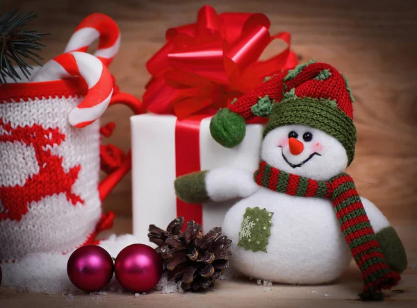 Scatola bianca con regalo di Natale, la Coppa di Natale e una neve giocattolo — Foto Stock