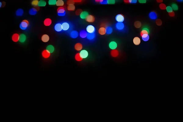 Grinalda árvore de Natal colocado em uma mesa de madeira — Fotografia de Stock