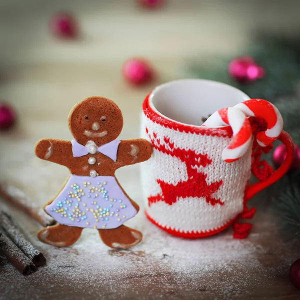 Decorazione della tazza di Natale e caramelle su un tavolo di legno — Foto Stock