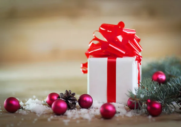 Biglietto di Natale. scatola con regalo su sfondo di Natale — Foto Stock