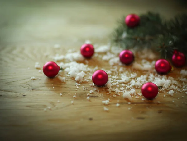 Natal background.Christmas bolas em uma mesa de madeira — Fotografia de Stock
