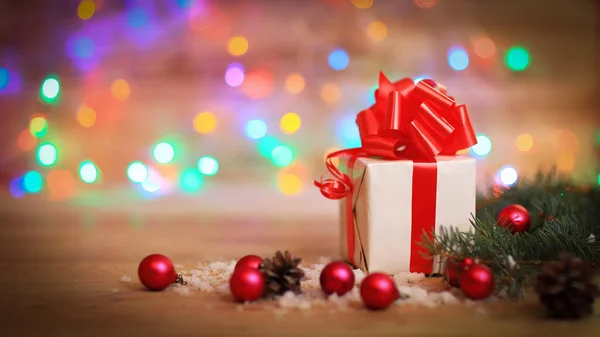 Vánoční přání. dárková krabice na vánoční pozadí — Stock fotografie