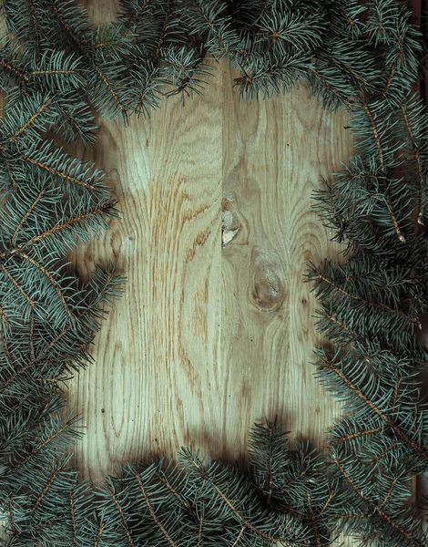 Couronne de Noël verte traditionnelle sur fond en bois — Photo