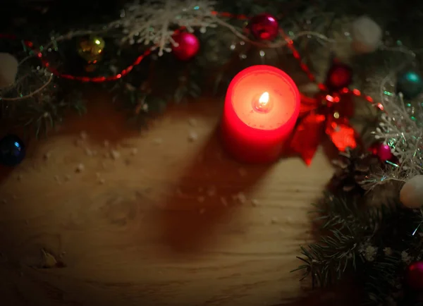 클로저 업 . 촛불과 크리스마스 화환을 나무 배경 위에 올려 놓는 모습 — 스톡 사진