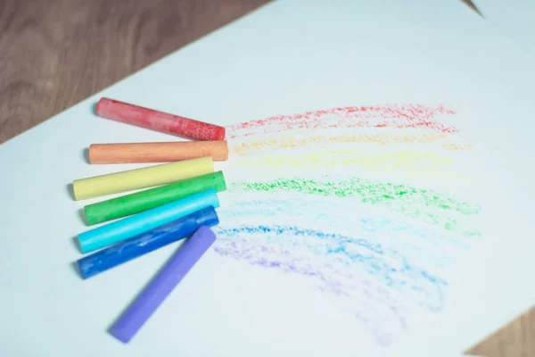 Crayones para dibujar para niños.aislado sobre un fondo blanco —  Fotos de Stock