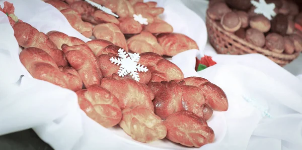 Muffins e rolos frescos para o jantar de Natal . — Fotografia de Stock