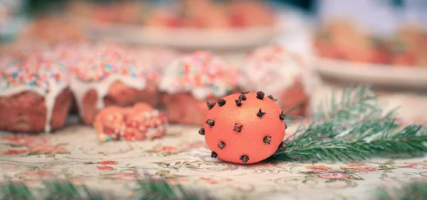 Jul apelsiner och muffins på bordet — Stockfoto