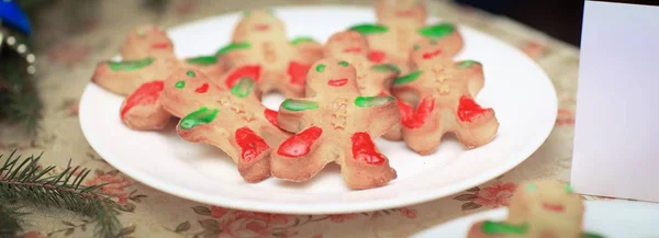 Closeup.Gingerbread mužů na vánoční stůl. — Stock fotografie