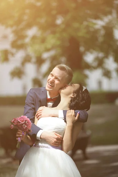 結婚式の日に幸せなカップル。アウトドア — ストック写真