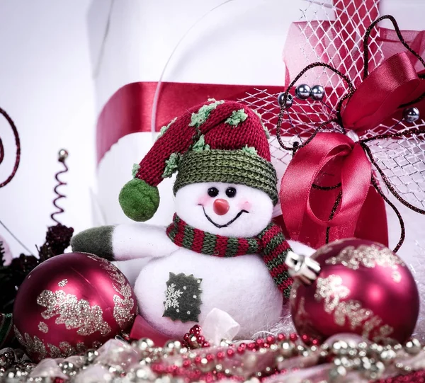 Closeup.cute boneco de neve brinquedo e várias decorações de Natal — Fotografia de Stock