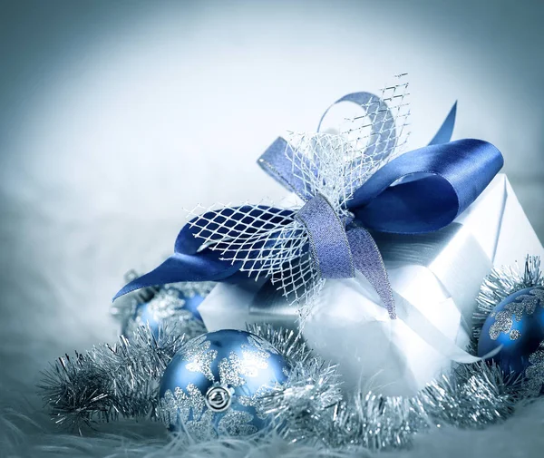 Regalo de Navidad y bolas azules de Navidad en un fondo blanco festivo —  Fotos de Stock