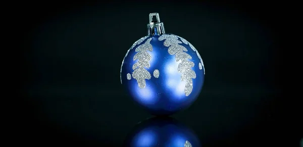 黒の背景に明るい青クリスマス ボール. — ストック写真