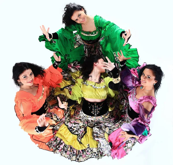 Szakmai cigány tánc csoport a nemzeti viseletek teljesítő néptánc. — Stock Fotó