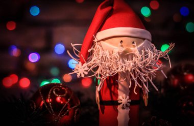 Noel arkaplanındaki oyuncak Noel Baba