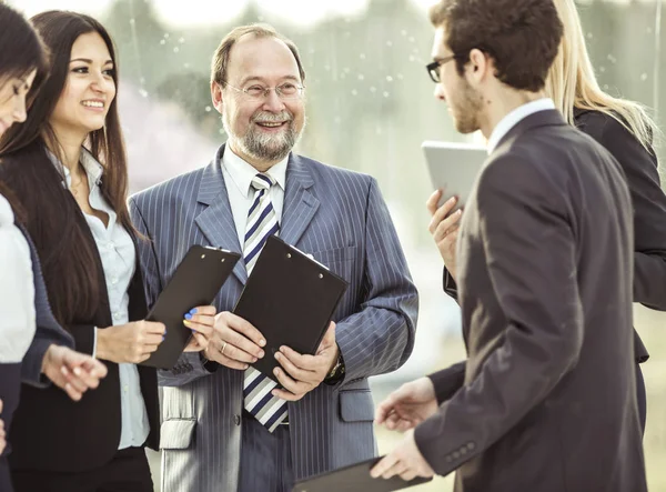 Gerente y equipo de negocios se preparan para el inicio de la reunión de trabajo —  Fotos de Stock