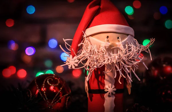 Noel arkaplanındaki oyuncak Noel Baba