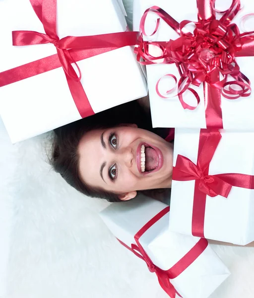 Fechar. mulher bonita entusiasta com seu presente . — Fotografia de Stock