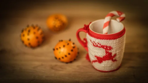 Karácsonyi csésze és narancs fából készült háttér elmosódott. — Stock Fotó