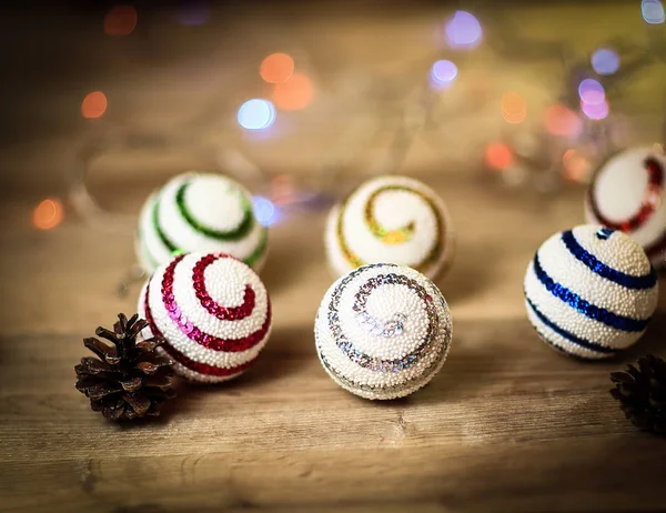 Boules de Noël et un bonhomme de neige jouet sur la table de Noël — Photo