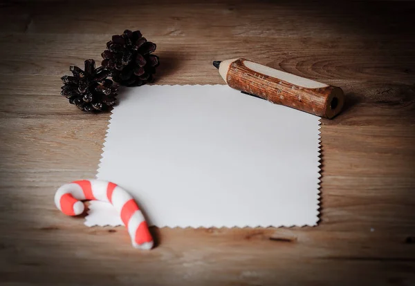 Carte de voeux vierge pour Noël et crayon sur backgrou en bois — Photo