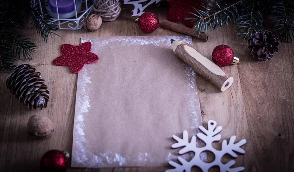 Biglietto di auguri e matita sullo sfondo di Natale. — Foto Stock