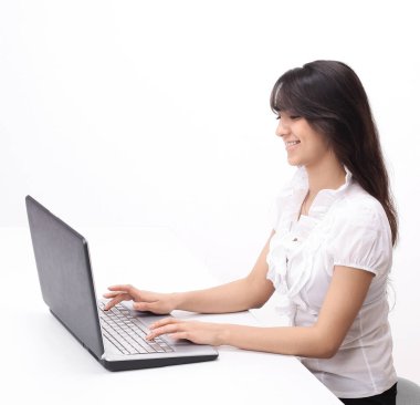 genç kadın laptop klavye üzerinde metin yazma