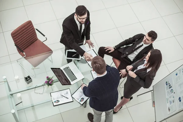 Handdruk zakelijke partners na de presentatie van een nieuw financieel project — Stockfoto