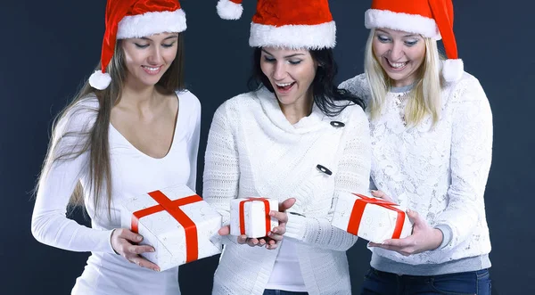 Três jovens mulheres felizes em traje de Papai Noel com Christma — Fotografia de Stock