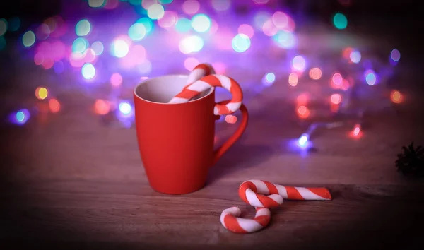 Caneca de Natal vermelho em fundo festivo brilhante — Fotografia de Stock