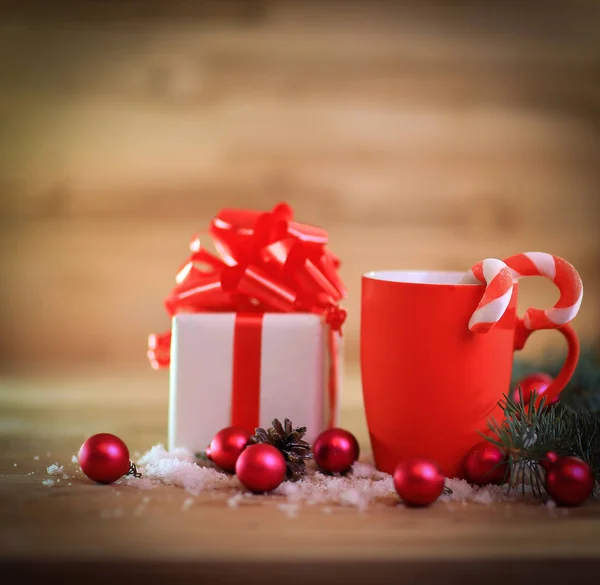 Christmas card. Christmas mug and gift on the Christmas backgro — Stock Photo, Image