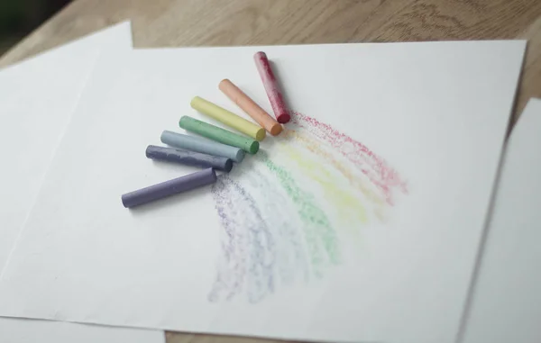 Crayones para dibujar. el concepto de creatividad infantil . — Foto de Stock