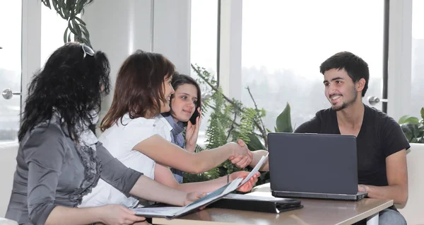 Colleghi di stretta di mano seduti sul posto di lavoro . — Foto Stock