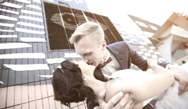 Φωτογραφία σε ρετρό style.kiss της νύφης και του γαμπρού την ημέρα του γάμου — Φωτογραφία Αρχείου